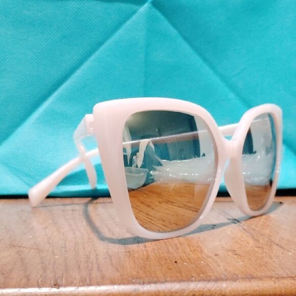 Chic Pink Cat-Eye Sunglasses - Picture 3 of 5